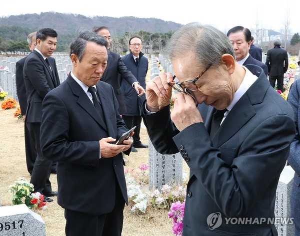 이명박 전 대통령이 25일 오전 국립대전현충원 천안함 46용사 묘역 방문<br>