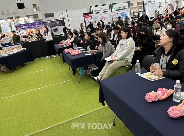 대구 코엑스 베이비키즈 페어에서 베이비 마사지 강의를 듣고있는 참가자들