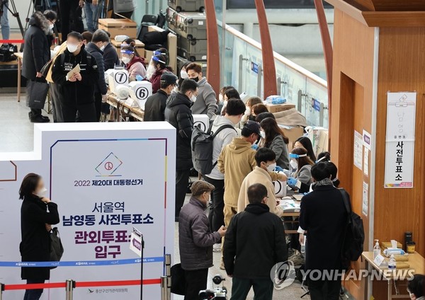 20대 대선 당시 서울역에 차려진 사전투표소에 다양한 연령층의 국민들이 투표를 하러 나왔다. 40-50대가 유난히 사전투표율이 높다는 것은 사실이 아니다.