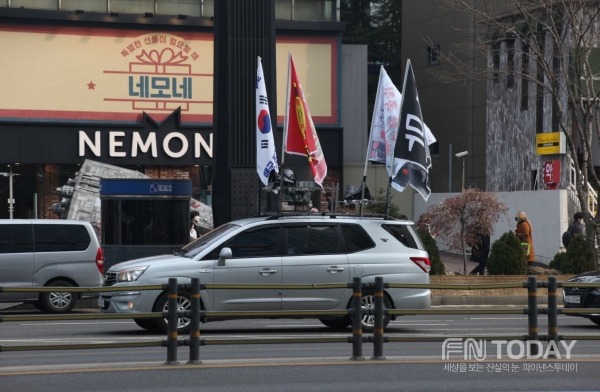 6일 오후 서울 강남역 인근 도로에서 부정선거 시위 차량이 깃발을 꼿고 도로를 운행하고 있다.[사진=정성남/신성대 기자]