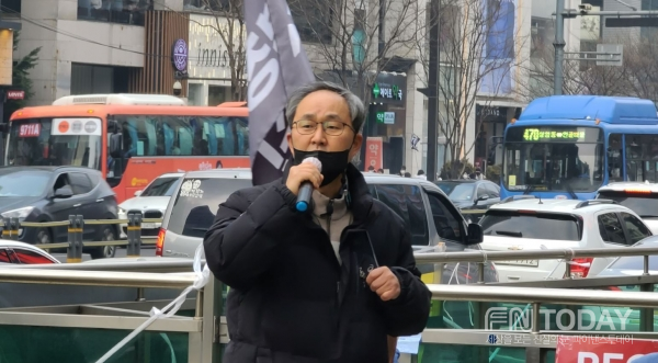 6일 오후 서울 강남역 인근 도로에서 부정선거 시위 차량이 깃발을 꼿고 도로를 운행하고 있다.