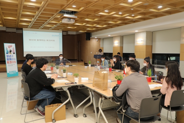 한대희 시장이 ‘청년과 시장이 함께 하는 토크 미팅’에서 청년들과 대화하고 있다.