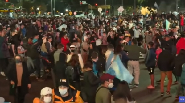 코파 아메리카에서 우승한 아르헨티나 축제 분위기. 집합 금지 명령은 없다. 