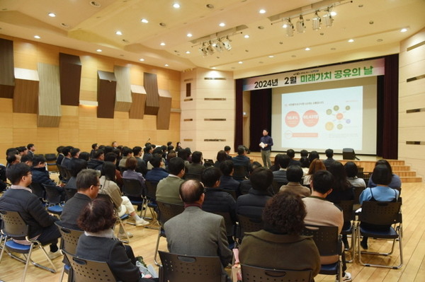 김동근 의정부시장이 지난 1일 시청 대강당에서 ‘미래가치 공유의 날’ 행사에서 직원들에게 ‘신년 계획’을 설명하며 올해 의정부시의 청사진을 공유하고 있다(사진=의정부시)