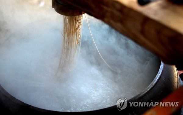 막국수 들어갑니다[연합뉴스 자료사진]