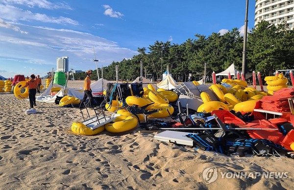 강풍에 무너진 해수욕장 몽골 텐트(강릉=연합뉴스) 유형재 기자 = 5일 오전 강원 동해안에 강풍이 불면서 강릉시 경포해수욕장 백사장에 설치된 몽골 텐트가 무너졌다.소방대원 등이 바람에 날려 바다와 백사장에 굴러다니는 튜브 등을 수거해 정리하고 있다. 2024.7.5