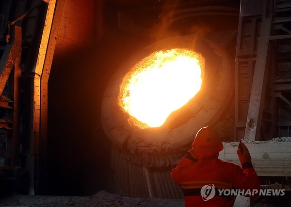 용광로에서 작업하는 근로자들(광양=연합뉴스) 장덕종 기자 = 7일 폭염 속에 전남 광양시 광양제철소 근로자들이 고온의 쇳물이 담겨 있는 전로 앞에서 작업하고 있다. 2024.8.7