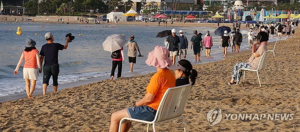 이른 아침 해변 맨발 걷기(부산=연합뉴스) 강선배 기자 = 열대야와 무더위가 이어진 19일 오전 부산 수영구 광안리해수욕장에서 시민들이 해변 맨발 걷기를 하며 더위를 식히고 있다. 2024.8.19 sbkang@yna.co.kr