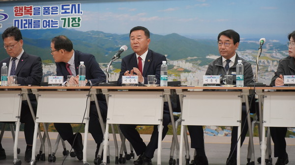 이승우 시의원, 부산추모공원 봉안당 증축사업 관련 주민설명회에 참석 (사진제공 : 부산광역시 시의회)